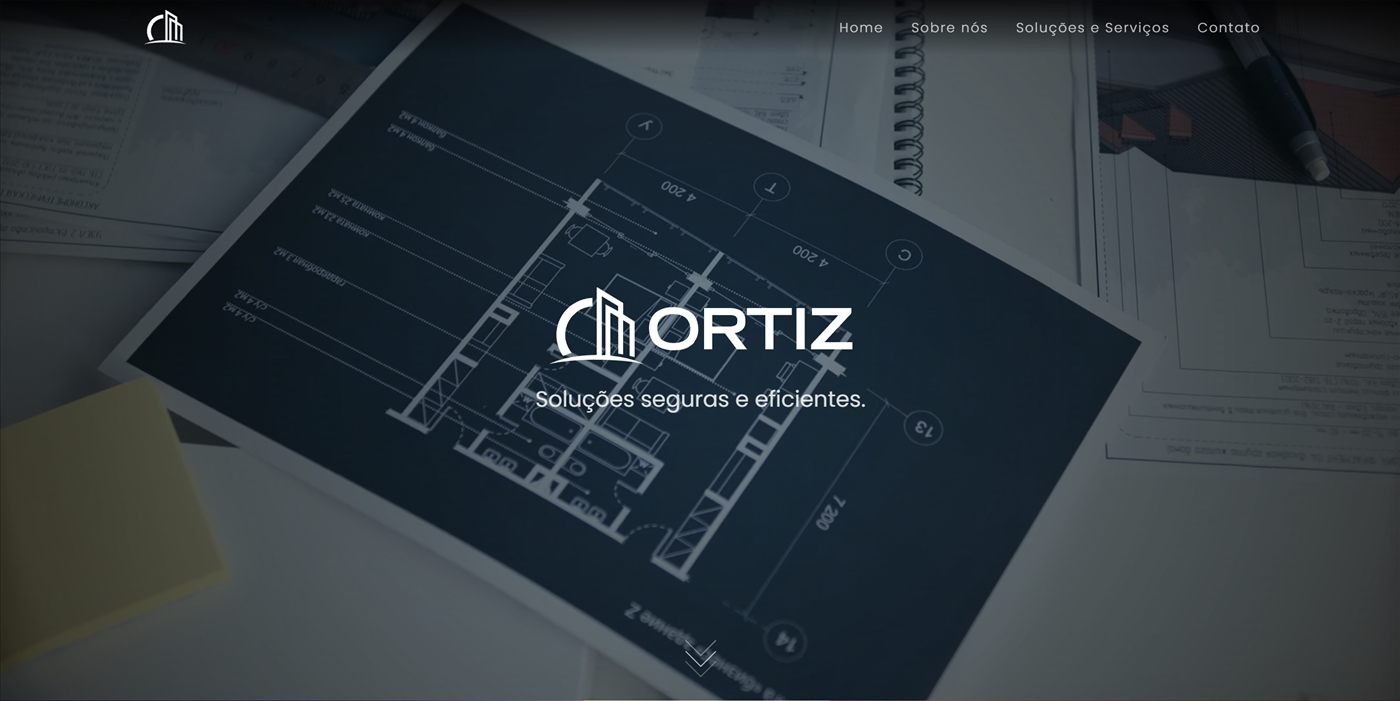 Página inicial do site da Ortiz, com uma planta técnica ao fundo e o slogan Soluções seguras e eficientes